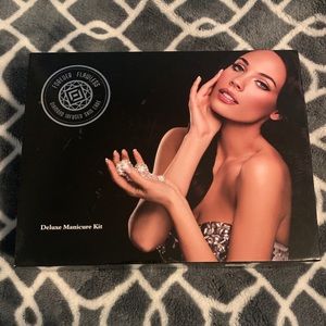 Deluxe Manicure Kit - Forever Flawless